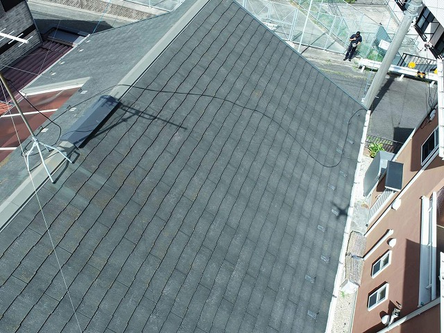 スレート屋根の色あせを確認したドローンによる調査