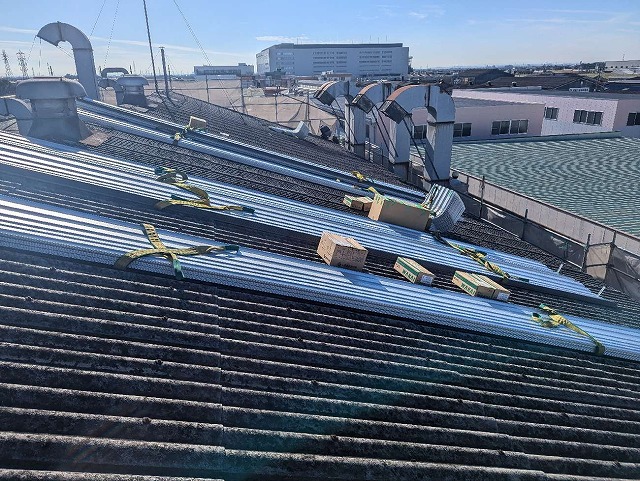 安城市の工場屋根リフォームで使用するガルバリウム鋼板製の折板屋根などの搬入状況