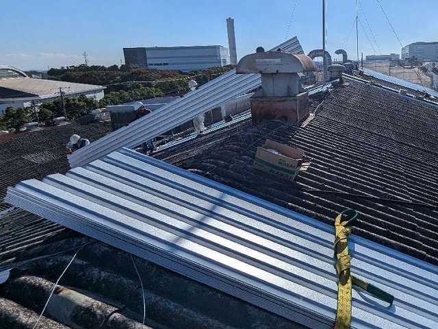 カバー工法による工場建物屋根改修工事の折板屋根を横持ち