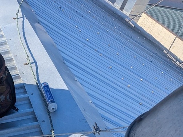 安城市の工場にて波型スレート屋根の折板屋根のコーキング処理工程を解説！