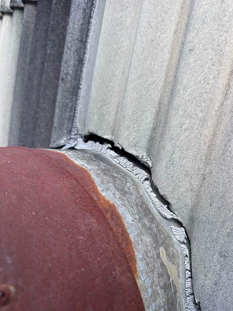 工場建物の外壁と配管との取り合い部に経年劣化による隙間を確認