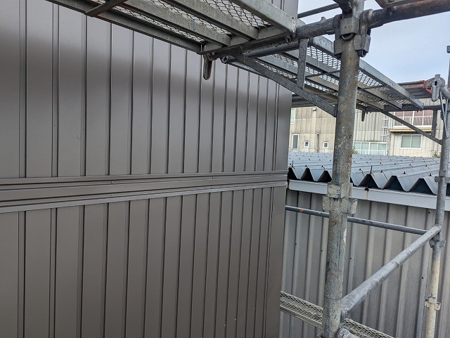 工場建物の劣化した波型スレート外壁に対するカバー工法の施工状況