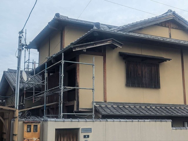 和風住宅の外装木部塗装のための部分的な足場の設置