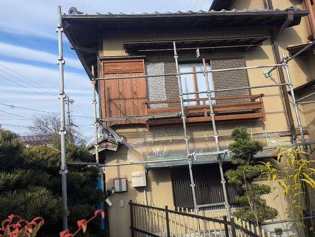 木部保護塗料「キシラデコール」を用いた戸袋や手すりなどへの塗装が完了