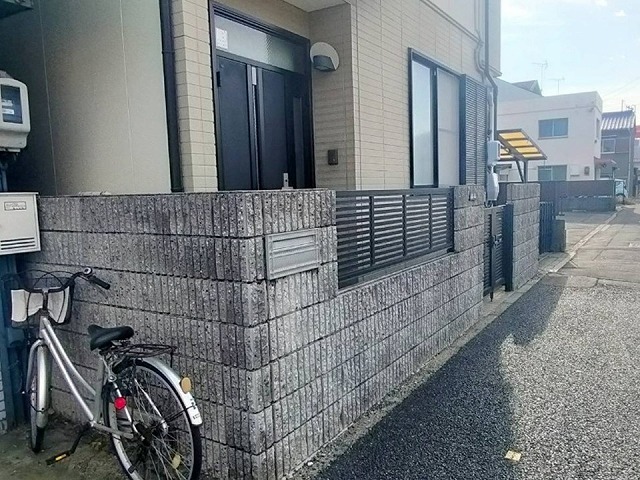 名古屋市熱田区でサイディング本体の反りやあいじゃくりの開きのあるベランダ外壁への補修、胴縁取り付けの様子