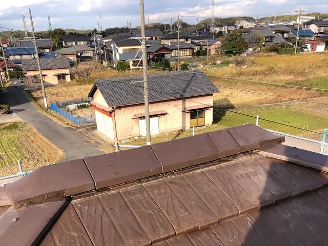 屋根板金役物取り替え工事で三角冠瓦の設置が完了