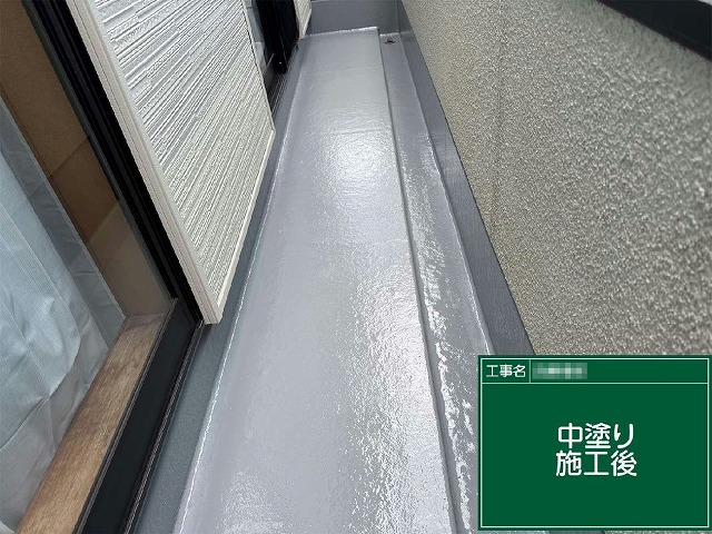 ベランダ防水トップコート塗り替え工事の中塗り完了状況