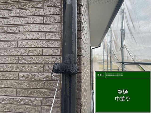 外壁塗り替え工事の竪樋への中塗り
