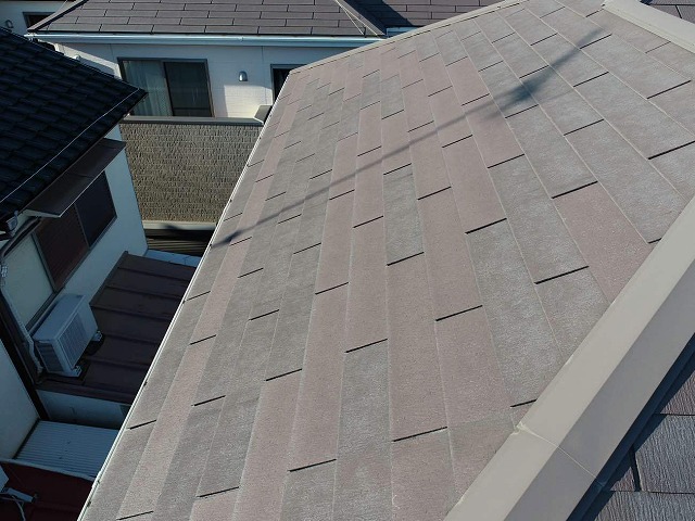 築10年の住宅の屋根点検でスレート屋根の色あせを確認