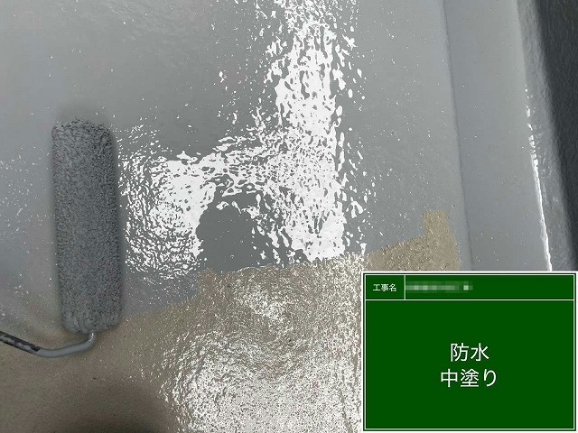 ベランダ防水増し塗りメンテナンスのウレタン防水中塗りの様子