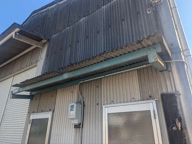 波型スレート外壁の変色を確認した現場調査の様子
