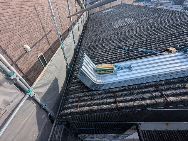 倉庫波型スレート屋根カバー工事で使用する長尺な折板屋根