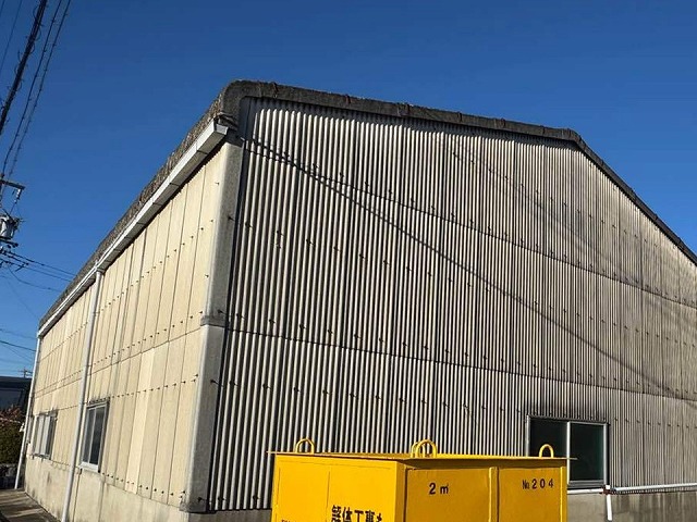 倉庫建物の劣化した波型スレート外壁へのカバー工事前の状況