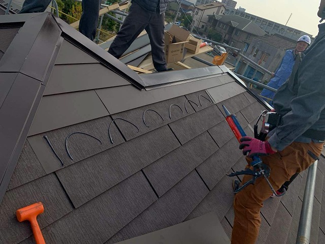 スレート屋根にシーガード工法の専用接着剤を塗布した様子