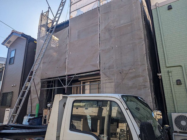 名古屋市中川区にて屋根棟瓦取り直し、既存棟瓦の取り外しの様子と土台部の劣化状況
