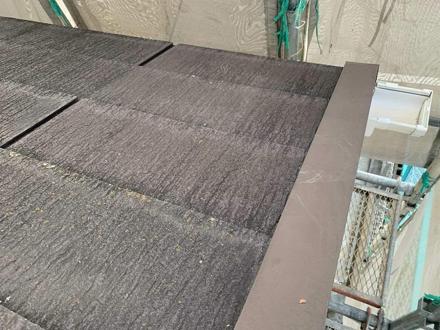 スレート屋根に部分的な塗膜剥がれなどの劣化状況を確認