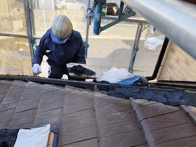 棟瓦取り直し工事の南蛮漆喰を用いた土台部づくり