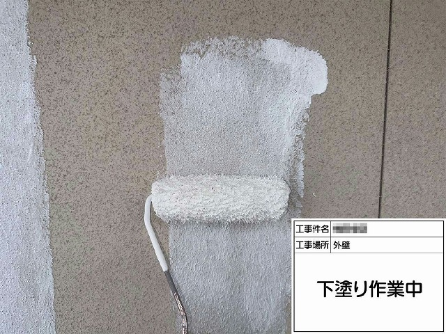 住宅外壁塗装工事のサイディング外壁への下塗り工程