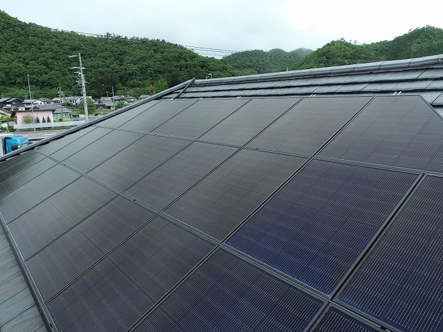 太陽光パネルが設置されている平板瓦屋根の住宅で行った無料点検