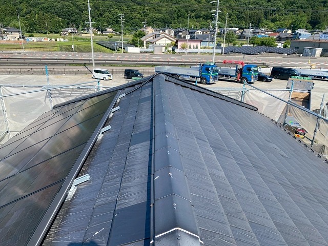 住宅棟瓦取り直し工事の取り外していた棟瓦を樹脂製垂木に固定