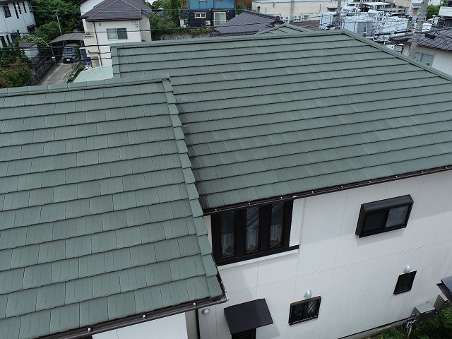 ドローンを用いた住宅点検で平板瓦屋根の劣化状況を確認