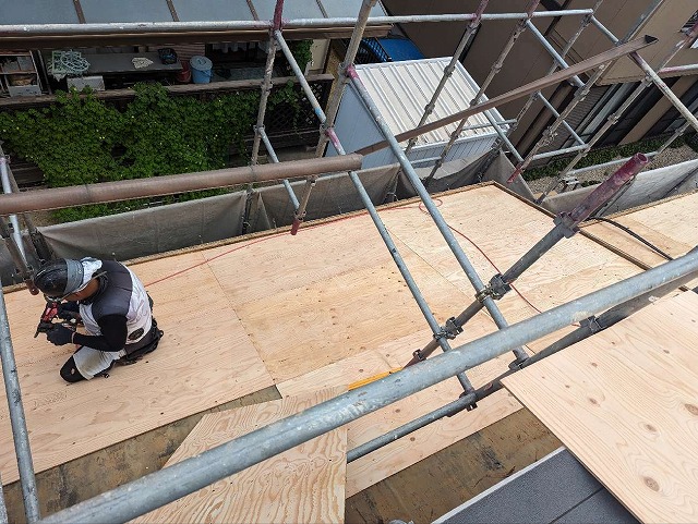 屋根葺き替え工事で瓦降ろしの後に合板を増し張りしている様子