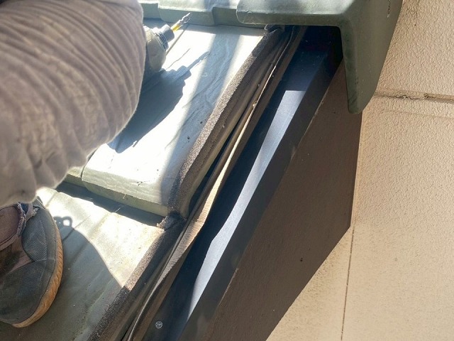 袖瓦取り直し工事で下屋根部の木下地にL型の水切り板金を被せた状況