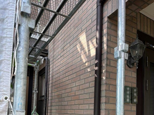 外壁タイル目地込み工事のすべての工程が完了した状況