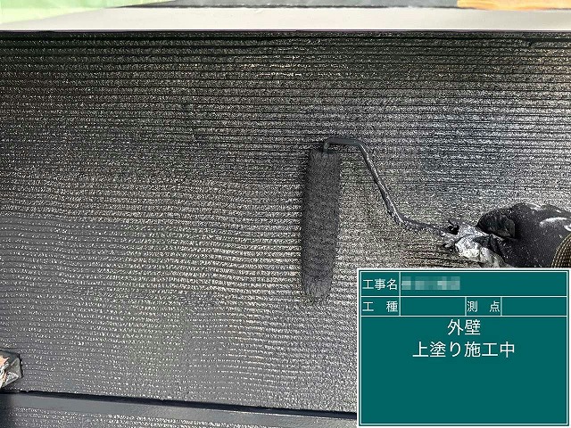 「クリーンマイルドシリコン」を用いたサイディング外壁塗装工事の上塗り