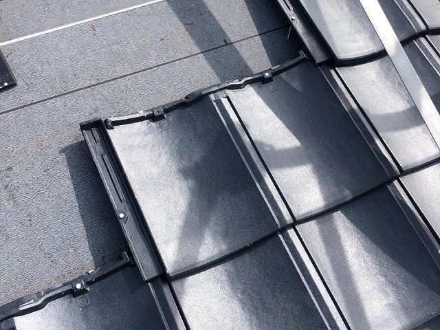 名古屋市天白区で軽くて強い屋根仕上げ材のルーガ雅を用いた屋根葺き替え工事の施工