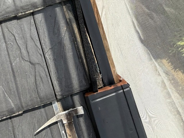 ケラバ部板金部材取り替え工事の防水シーラーと袖瓦の取り付け状況