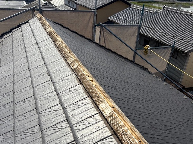 屋根板金部材と瓦役物との取り替え工事の既存棟板金取り外し状況