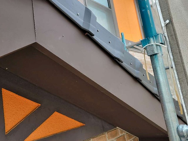 破風板ガルバリウム鋼板巻き工事のガルバリウム鋼板ビス留め状況