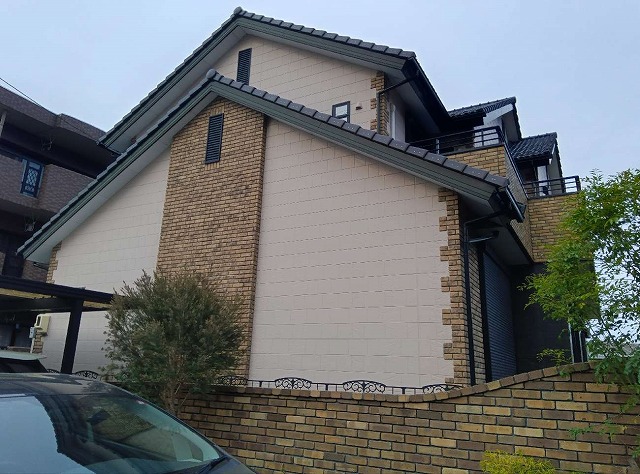窯業系サイディングとレンガタイルで仕上げた住宅の外壁の劣化調査