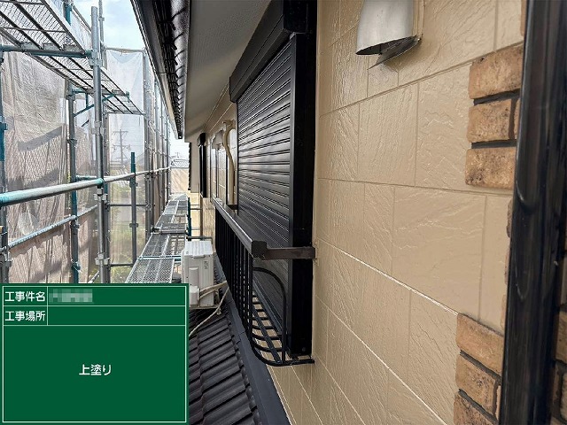 外壁塗装工事のシャッターボックスへの上塗りが完了