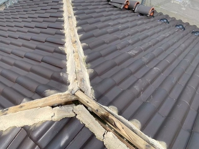 屋根棟瓦取り直し工事で既存冠瓦を取り外した後の漆喰の著しい劣化