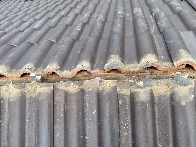 屋根棟瓦取り直し工事で土台の垂木を解体している様子