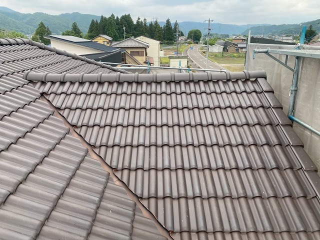 日進市の屋根ケラバ部袖瓦取り直し工事で木下地への水切り板金補強と袖瓦の復旧