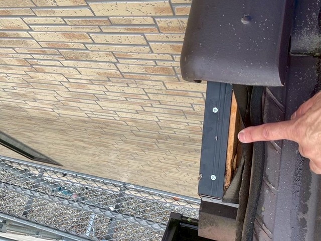 袖瓦取り直し工事で下屋根のケラバ木下地に水切り板金を取り付けた状況