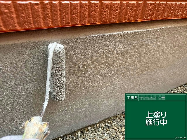 アパート建物塗装工事基礎巾木塗装工程の上塗り
