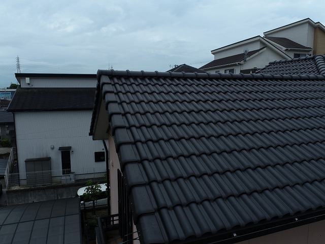 現場調査でM型瓦屋根の劣化状況を確認