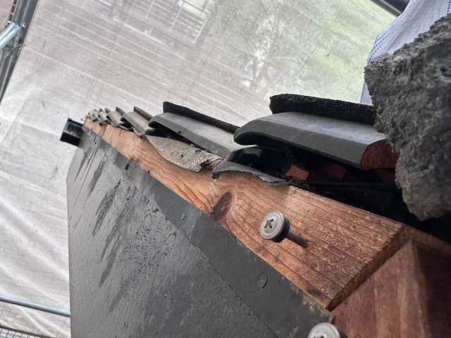 袖瓦取り外し工事の既存棟瓦の取り外し