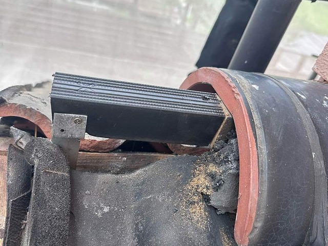 住宅屋根棟瓦取り直し工事の樹脂製垂木取り付け状況