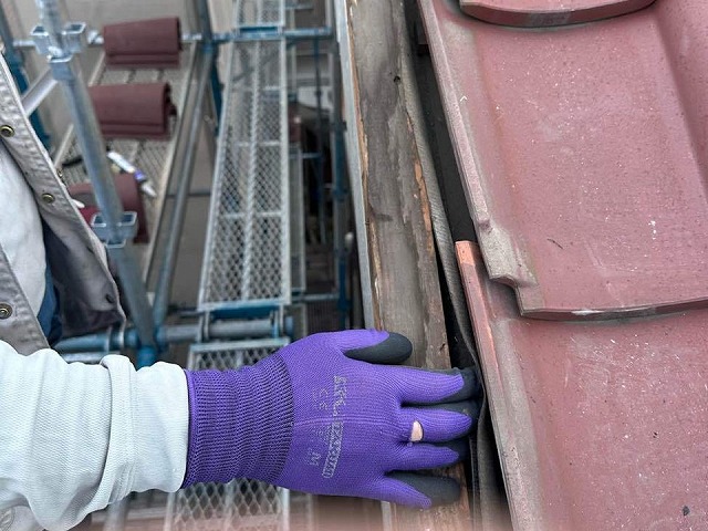 袖瓦取り直し工事で既存の袖瓦を取り外した後の下地劣化状況
