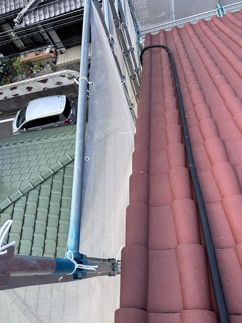 住宅屋根袖瓦取り直し工事で取り外していた袖瓦をステンレスビスで再設置