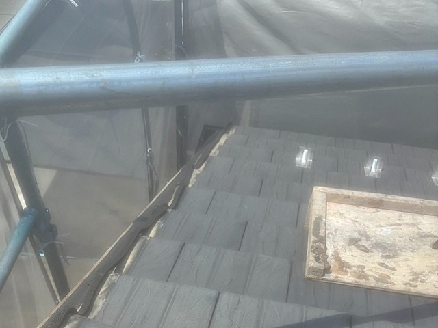 屋根板金部材取り替え改修の既存ケラバ板金の取り外しが完了