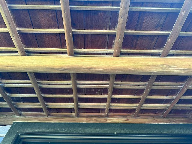 浸透型塗料を使った玄関周辺の木部塗装が完成