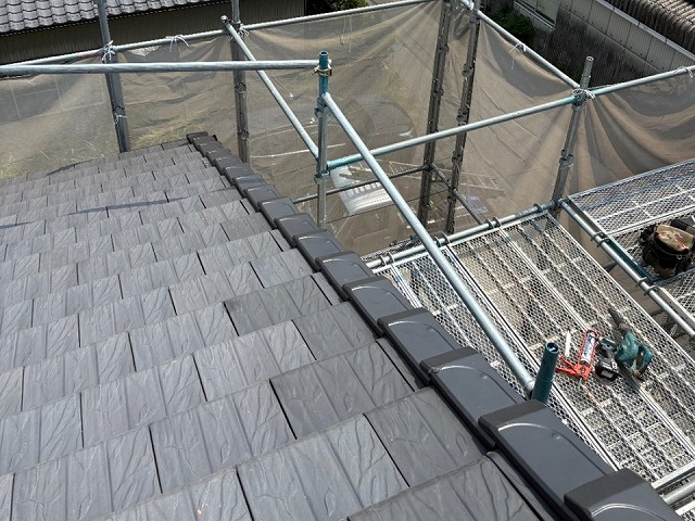 板金役物と瓦役物との取り替え改修工事の袖瓦設置が完了