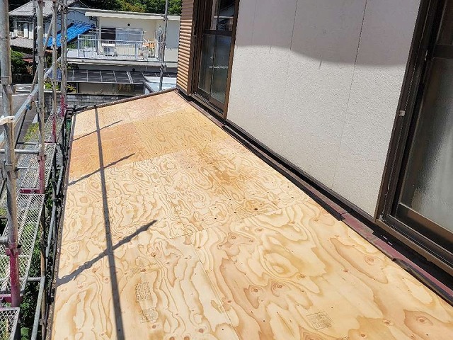 屋根葺き替え工事で構造用合板による野地板の増し張りが完了した状況