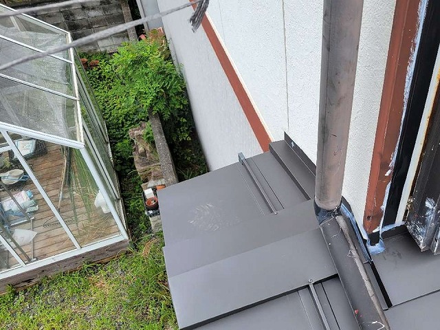 金属屋根による下屋根葺き替え工事の棟板金設置状況